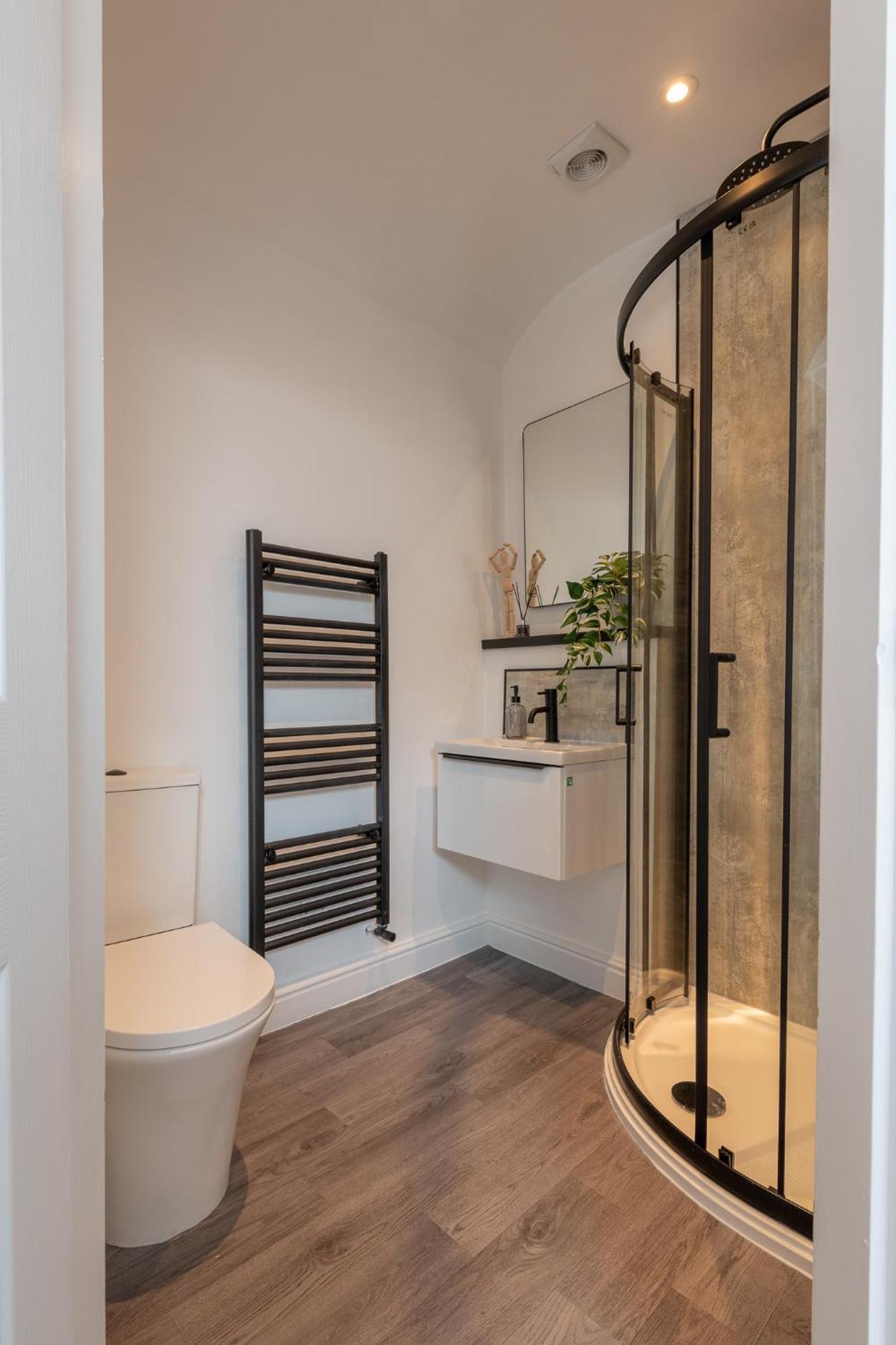 Modern Salford 3 Bedroom House, 3 Bathroom, Easy Access, Ideal For Contractors & Long - Nordstay Manchester