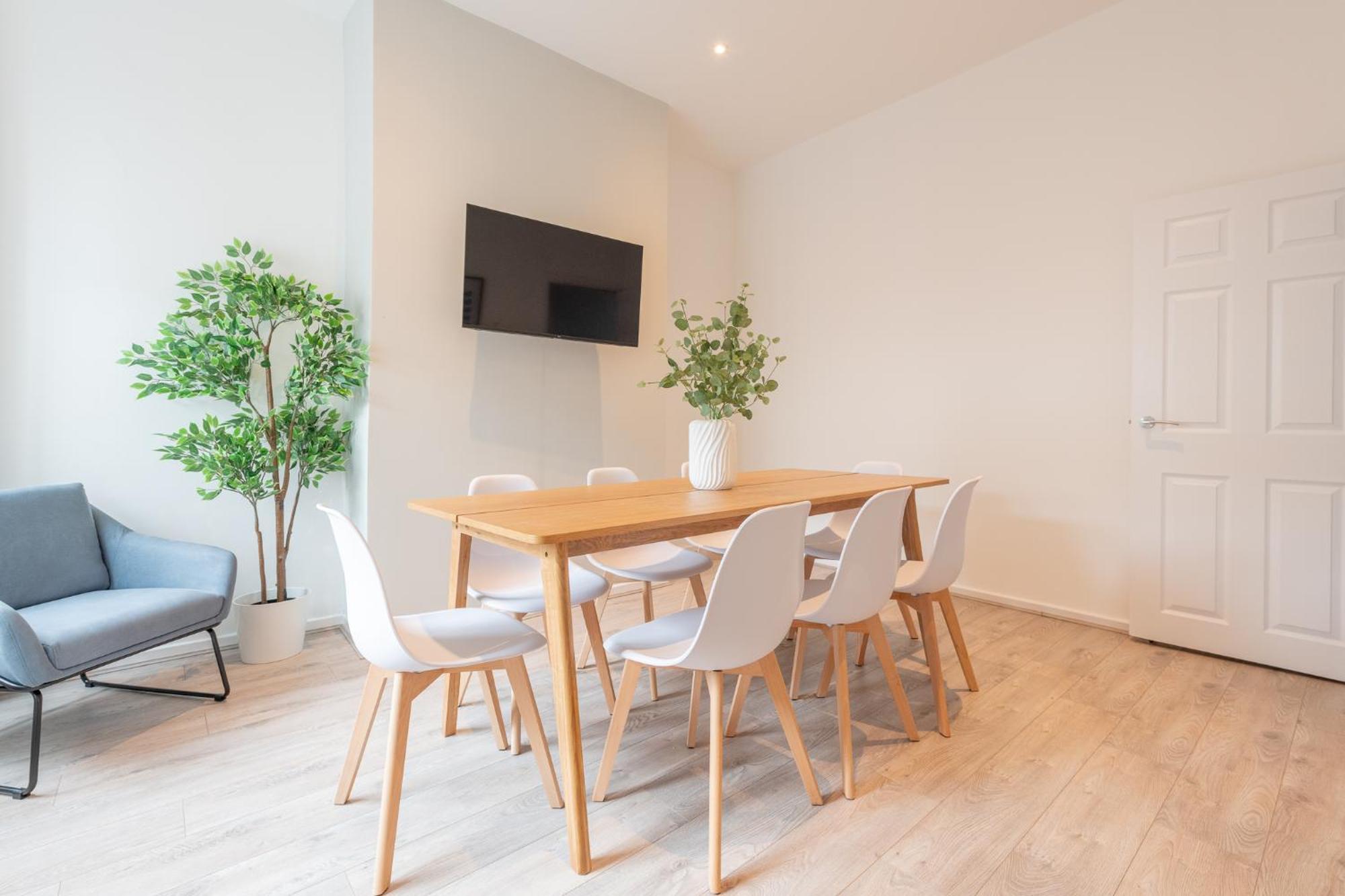 Modern Salford 3 Bedroom House, 3 Bathroom, Easy Access, Ideal For Contractors & Long - Nordstay
